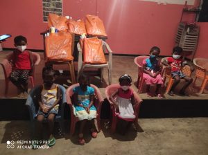Materiale per i 15 bambini più poveri dell'asilo Kanuwa di Helianto