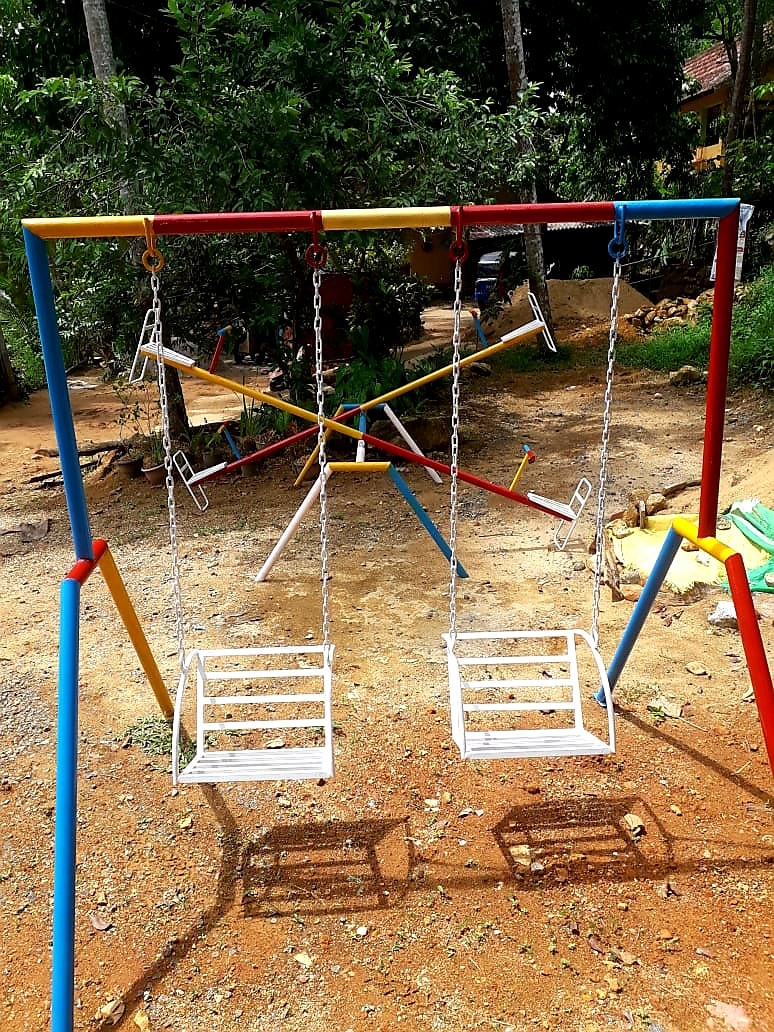 Un parco giochi per la scuola di Lihiniyawa